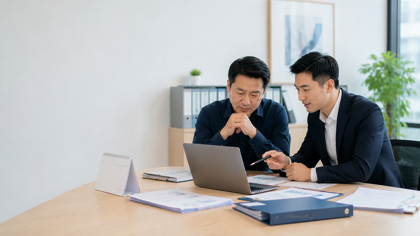 企業主與財務顧問討論應收帳款管理及企業資金周轉規劃。